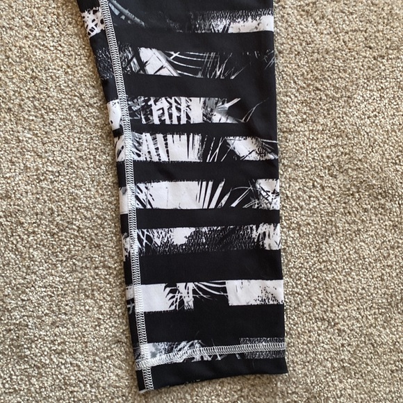 NWOT Lululemon black and white patterned capri leggings. Size 6?? - Picture 4 of 7
